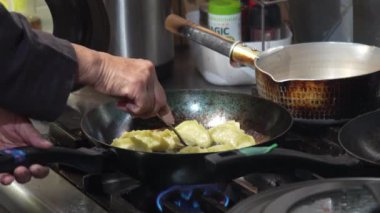 Mantı kızartan bir kadın.