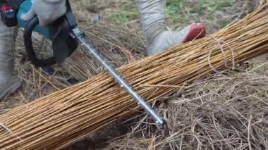 Takımları kesen bir adamın resmi