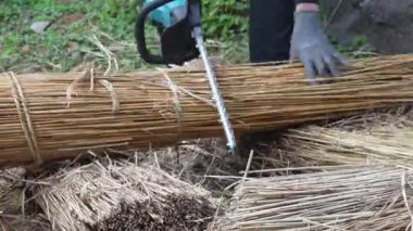 Takımları kesen bir adamın resmi