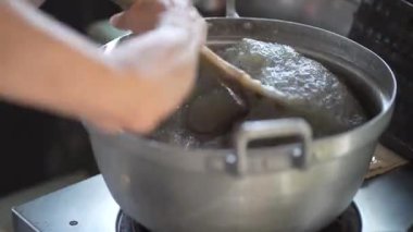 Konjac yapan bir adamın görüntüsü