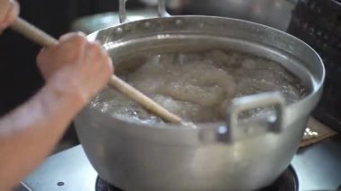 Konjac yapan bir adamın görüntüsü