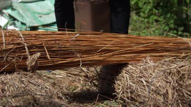 Takımları kesen bir adamın resmi