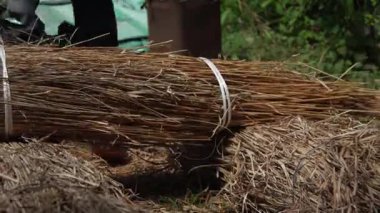 Takımları kesen bir adamın resmi