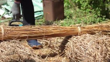 Takımları kesen bir adamın resmi