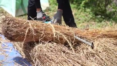 Takımları kesen bir adamın resmi