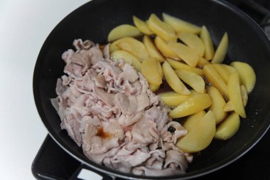 Teriyaki domuz ve patates yapıyorum.