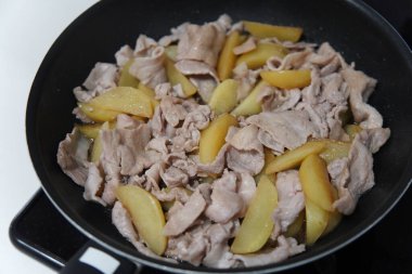 Teriyaki domuz ve patates yapıyorum.