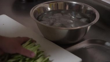 Salatalıklar buzlu suya batırılmış.