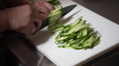 kadın bir salatalık kesme