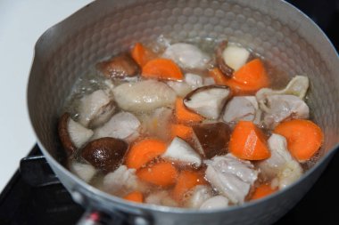 Pişirilmiş tavuk ve sebze.