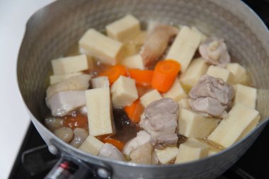 Haşlanmış koya tofusu yapıyorum.