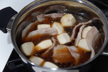 Domuz eti ve taro yapıyorum.