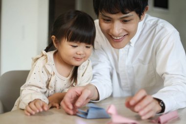 Ebeveyn ve çocuk origami katlıyor