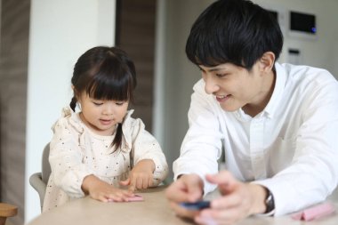 Ebeveyn ve çocuk origami katlıyor