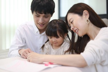 veli ve çocuk çizimi