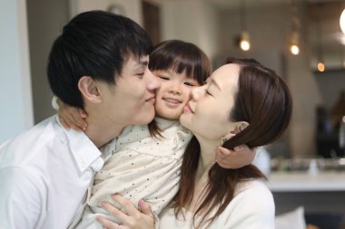 gülümseyen ebeveyn ve çocuk