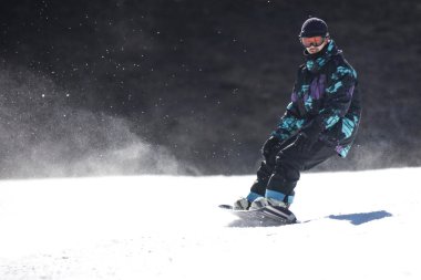 Snowboard yapan bir adamın resmi