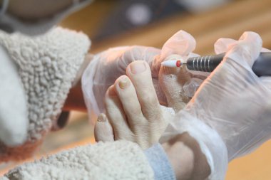 Birinin tırnaklarına dikkat etmesi.