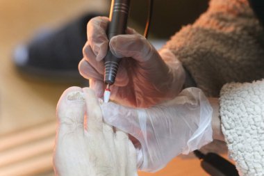 Birinin tırnaklarına dikkat etmesi.