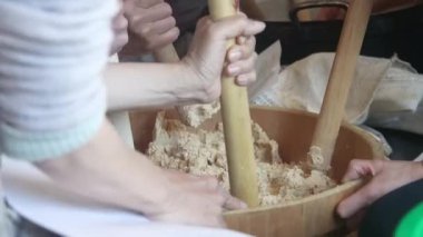 Miso yapan bir kadın.