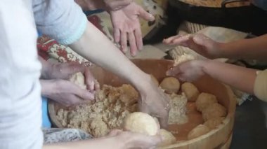 Miso yapan bir kadın.