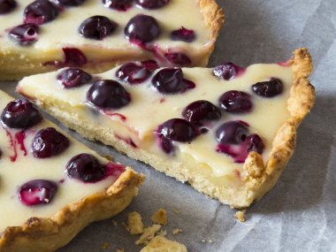 Kiraz ve beyaz çikolata krema ile tart