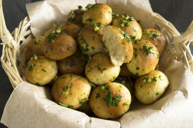 sarmısak ve maydanoz ile buns