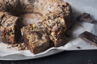 Çikolatalı bademli kek