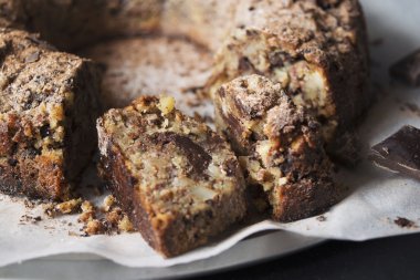 Çikolatalı bademli kek