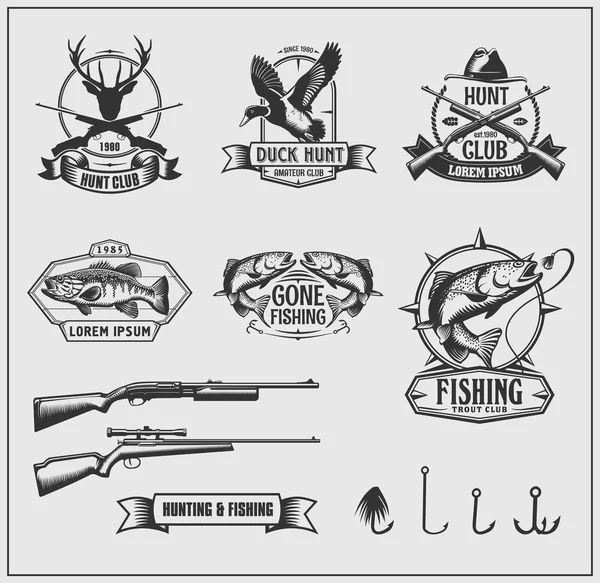 Set de insignias de caza y club de pesca, etiquetas y elementos de diseño. Ilustración vectorial monocromática . — Archivo Imágenes Vectoriales