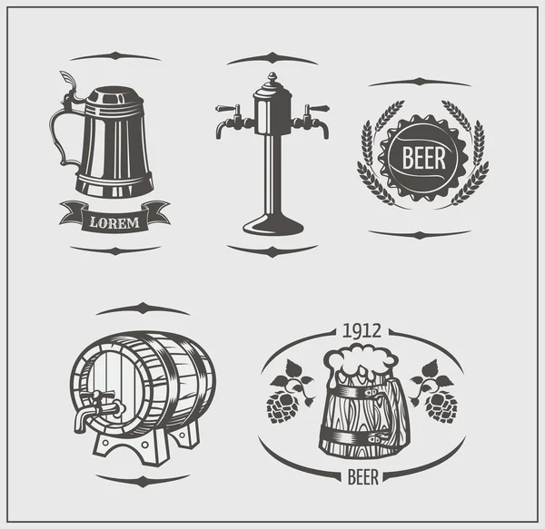 Conjunto de cervejas: canecas, barril, trigo, rótulos de cerveja e logotipos. Elementos isolados para Oktoberfest . — Vetor de Stock