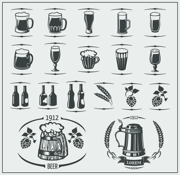 Set de cervezas: tazas y botellas, cebada, etiquetas de cerveza y logotipos. Elementos aislados para Oktoberfest . — Archivo Imágenes Vectoriales