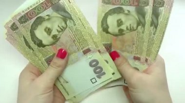 Yakın çekim yüz hryvnia faturaları bir masada sayma bir businessmans el