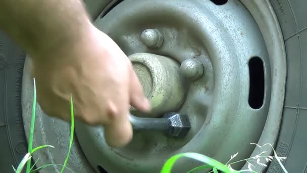 Manos mecánicas Reemplazar neumático de coche al aire libre. Primer plano. . — Vídeos de Stock