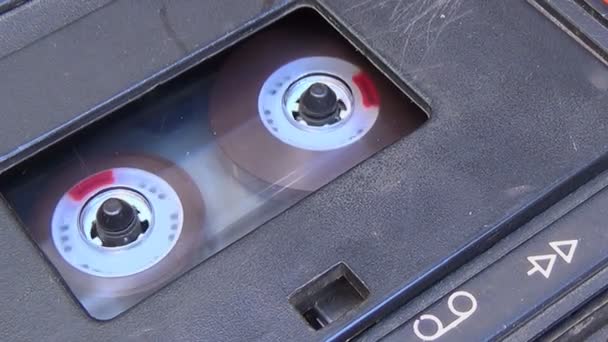 Close-up naar een cassettedeck cassette wanneer een vinger start en stopt met spelen. — Stockvideo