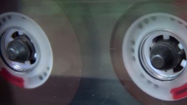 sahne bazı eski kaset deck çalışan bir kaset ile gösterir.