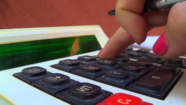 Подсчет денег на старом калькуляторе — стоковое видео