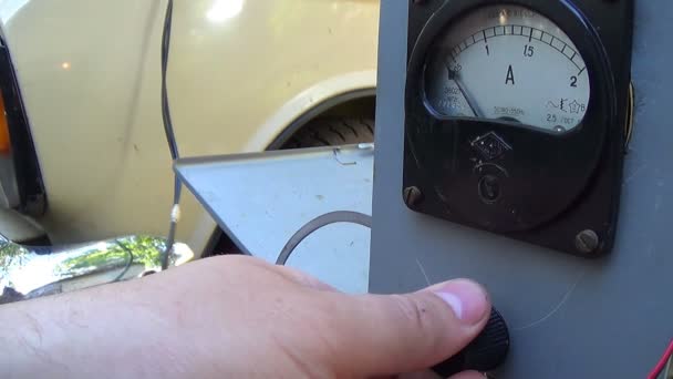 The ammeter measures the voltage across the battery car. Charging. — Stock Video