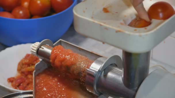 Making homemade fresh tomato juice with electric machine. Separation of bark and seeds from tomatoes juice. — Stock Video