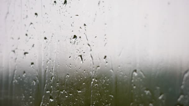 Pencere camına vuran yağmur fırtınası, yağmur mevsimi, üzüntü, rahatlama. — Stok video