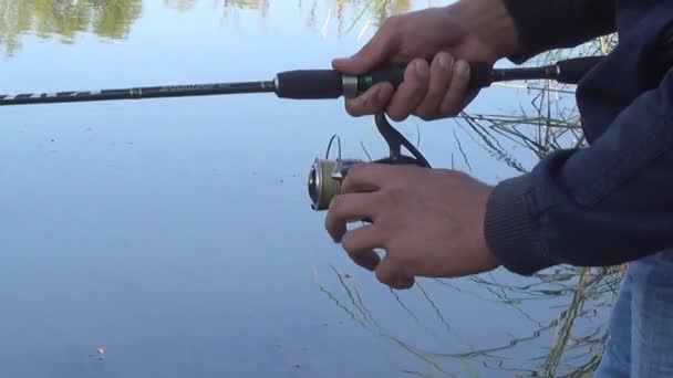 Fiskare fångar en stor fisk på tropiska havet — Stockvideo