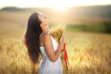 Tarlada güzel bir kız