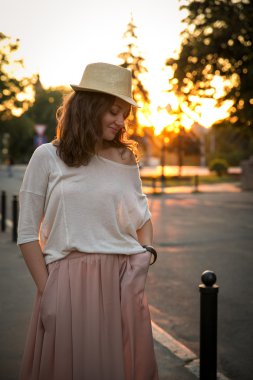 parlak güneşli kız