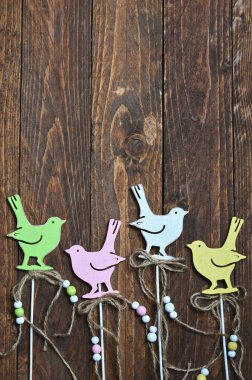 Kuşlar, Paskalya veya bahar ahşap arka plan