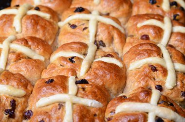 Ev yapımı Paskalya Hot Cross Buns