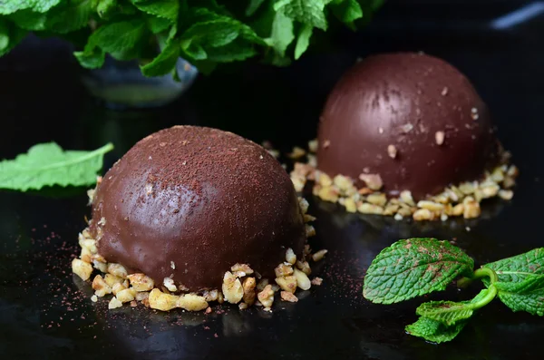 Шоколадний десерт на темному фоні — стокове фото