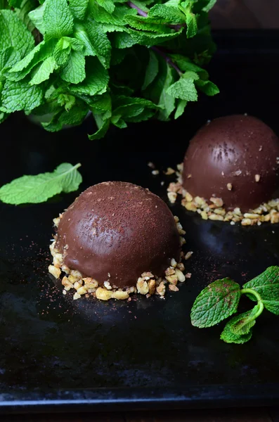Шоколадний десерт на темному фоні — стокове фото