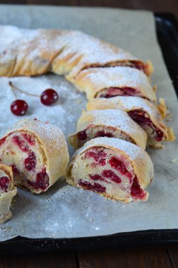 Ev yapımı vişne Strudel