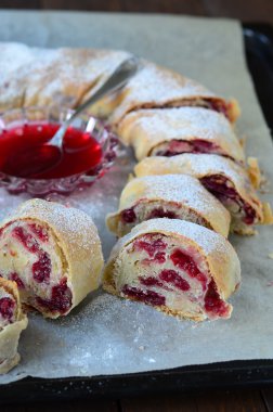 Ev yapımı vişne Strudel