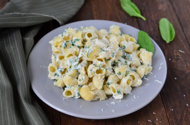 Ispanaklı makarna bir tablo